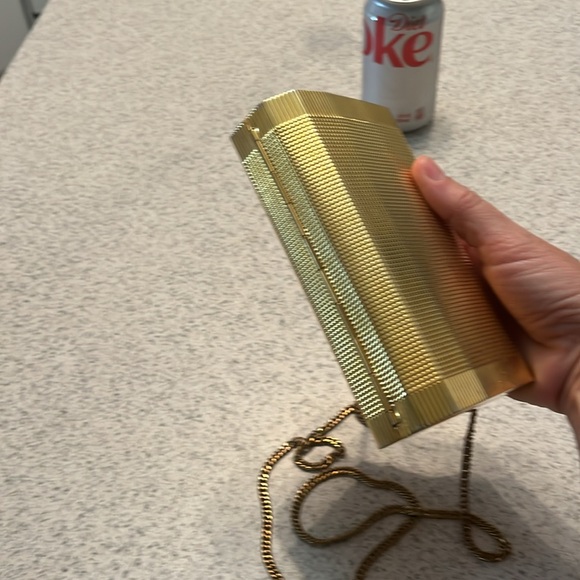 Vtg. Gold hard box purse with chain - Picture 6 of 12